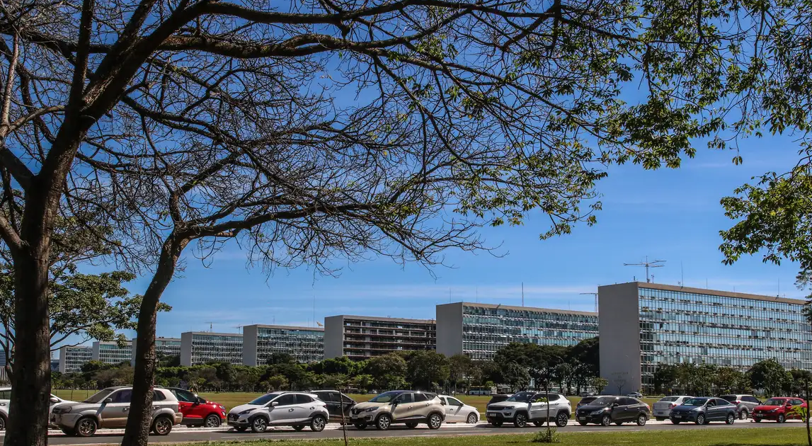 Ir para  <p>O governo federal reservou 20% das 6,6 mil vagas do Concurso Nacional Unificado para candidatos negros. A totalidade das vagas est&aacute; dividida entre n&iacute;vel superior (5.948) e n&iacute;vel m&eacute;dio (692),...
